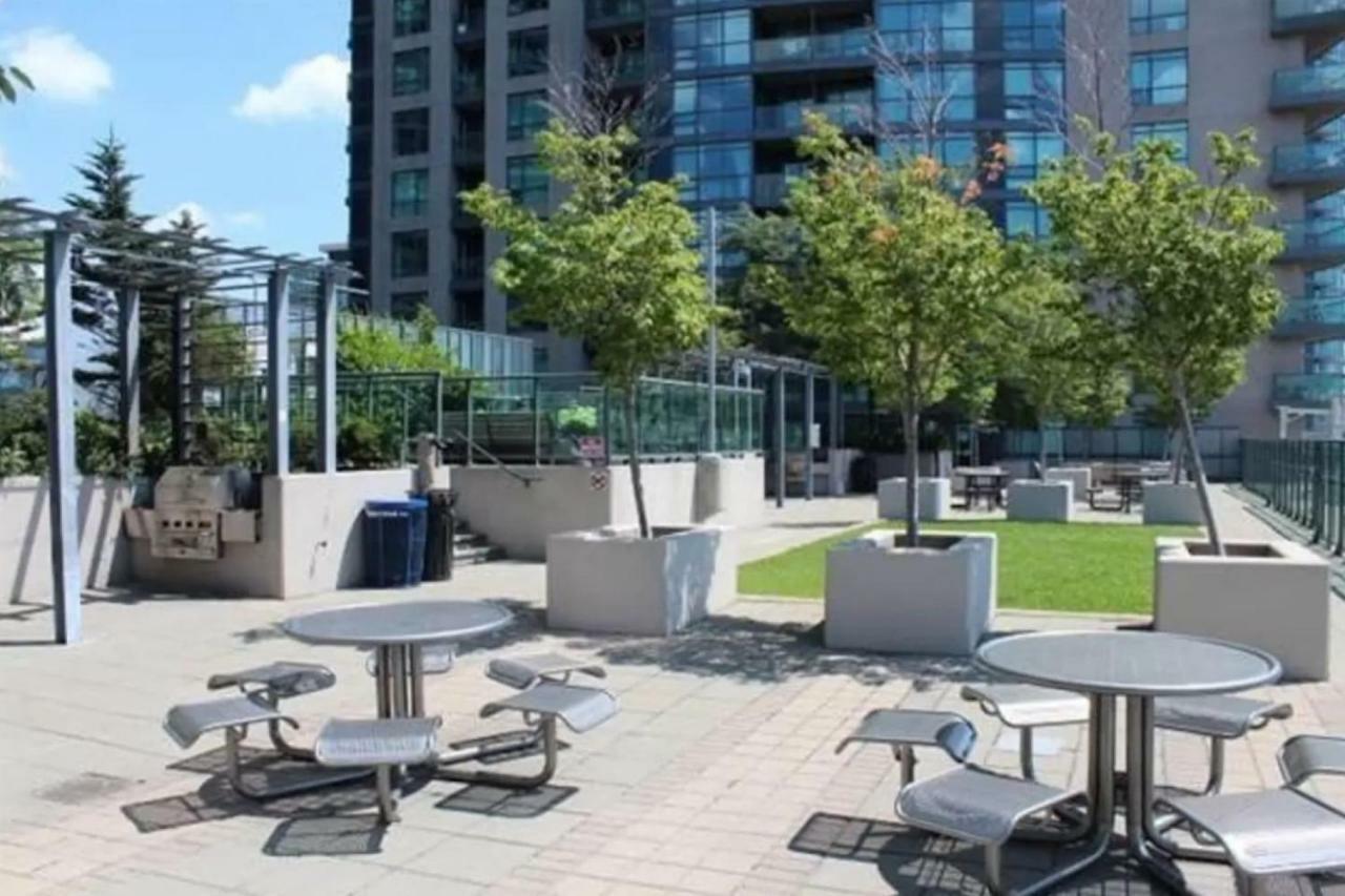 30 Off Lake View Property Heart Of Downtown Торонто Экстерьер фото