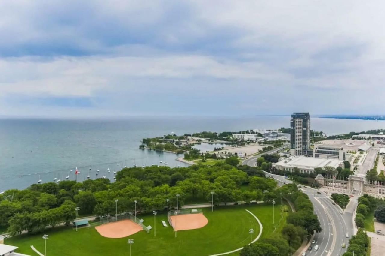 30 Off Lake View Property Heart Of Downtown Торонто Экстерьер фото