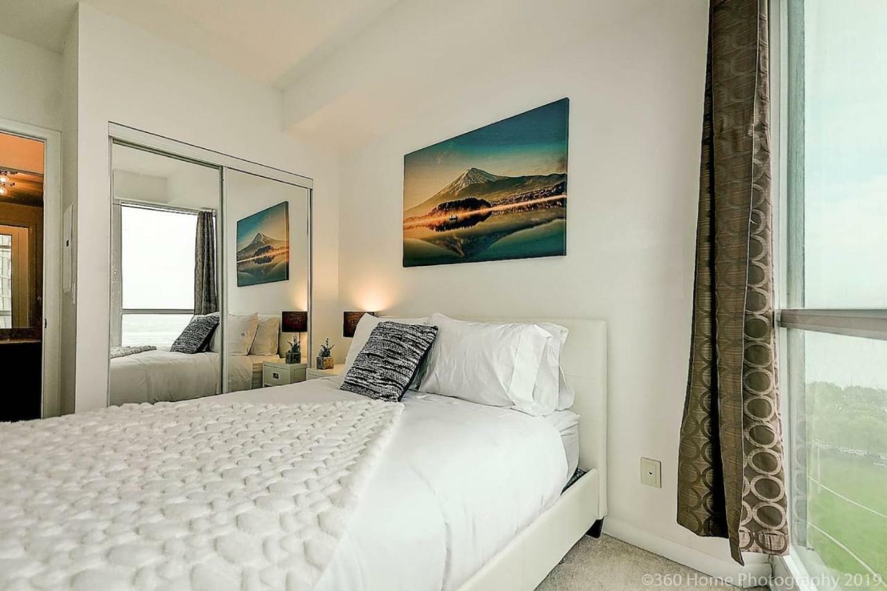 30 Off Lake View Property Heart Of Downtown Торонто Экстерьер фото