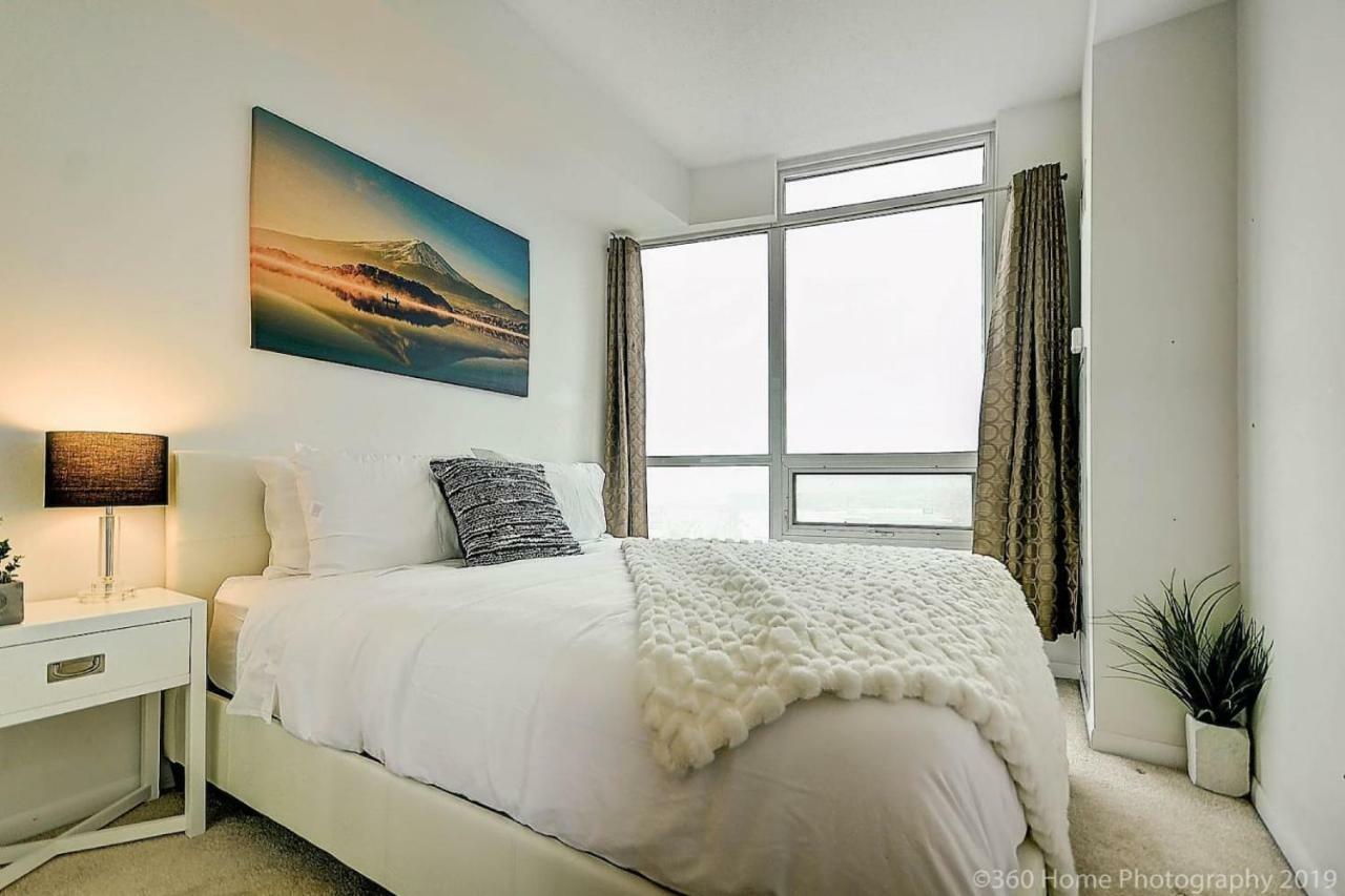 30 Off Lake View Property Heart Of Downtown Торонто Экстерьер фото