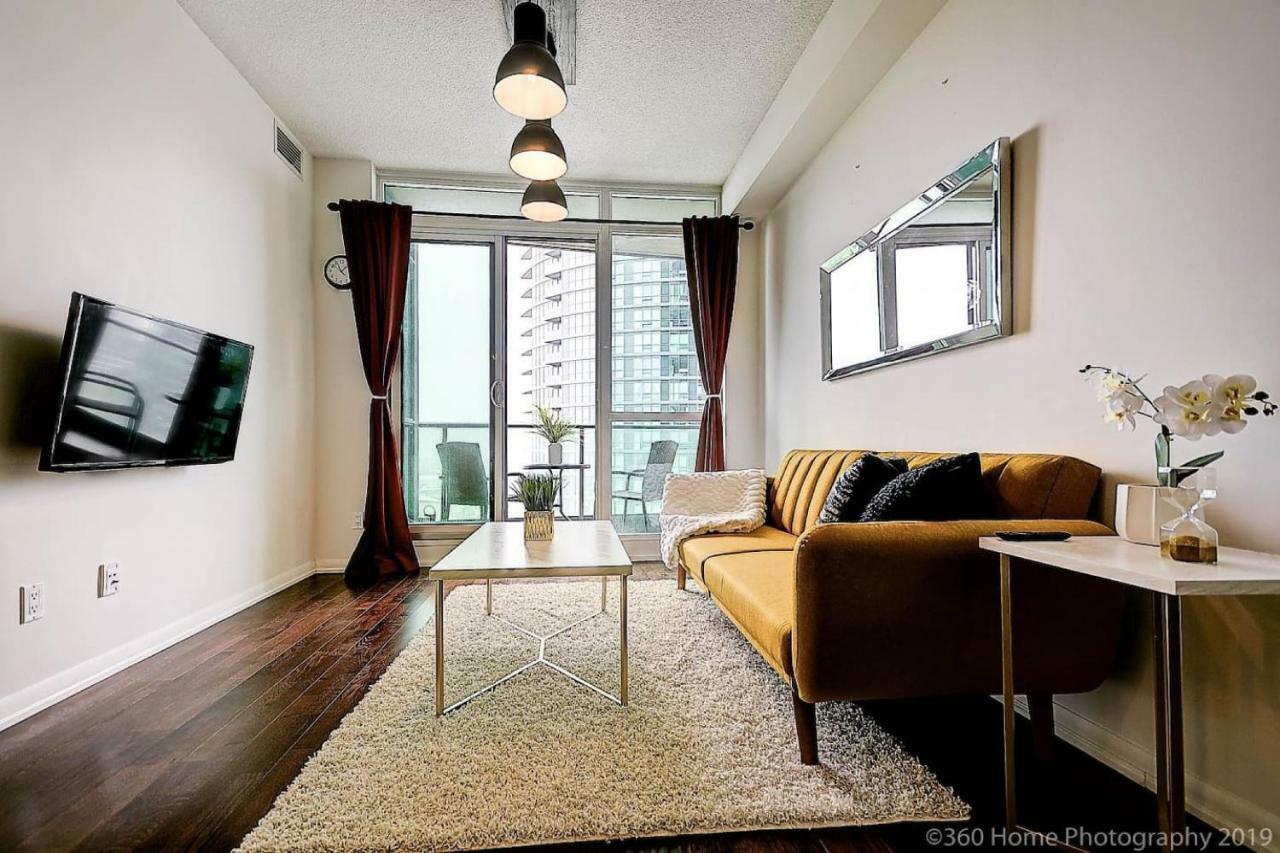 30 Off Lake View Property Heart Of Downtown Торонто Экстерьер фото