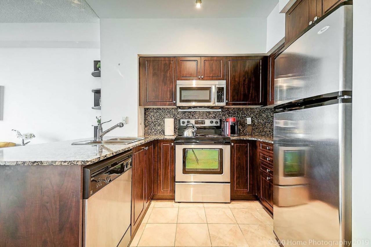30 Off Lake View Property Heart Of Downtown Торонто Экстерьер фото