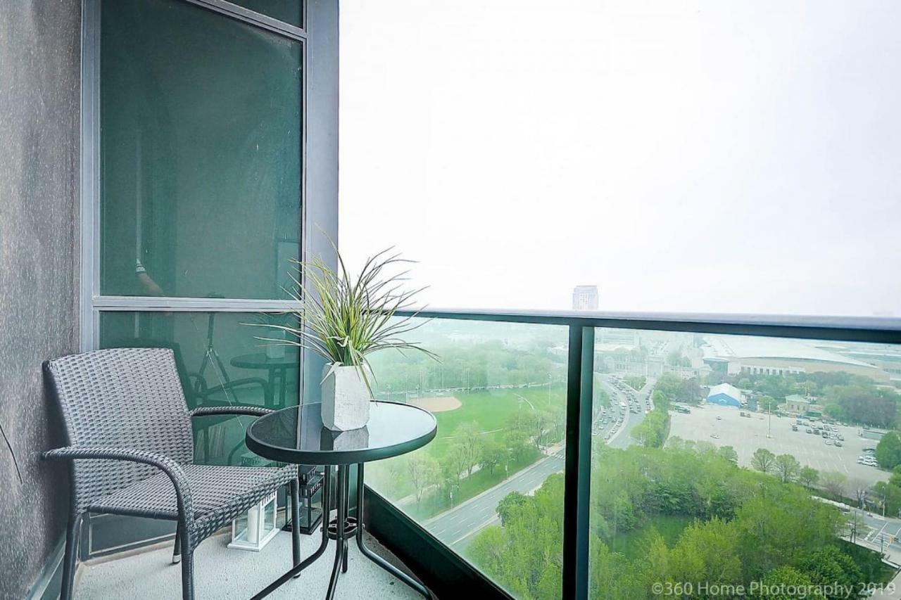 30 Off Lake View Property Heart Of Downtown Торонто Экстерьер фото