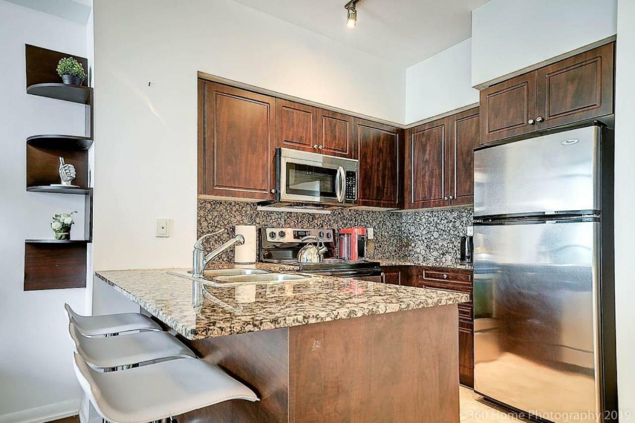 30 Off Lake View Property Heart Of Downtown Торонто Экстерьер фото